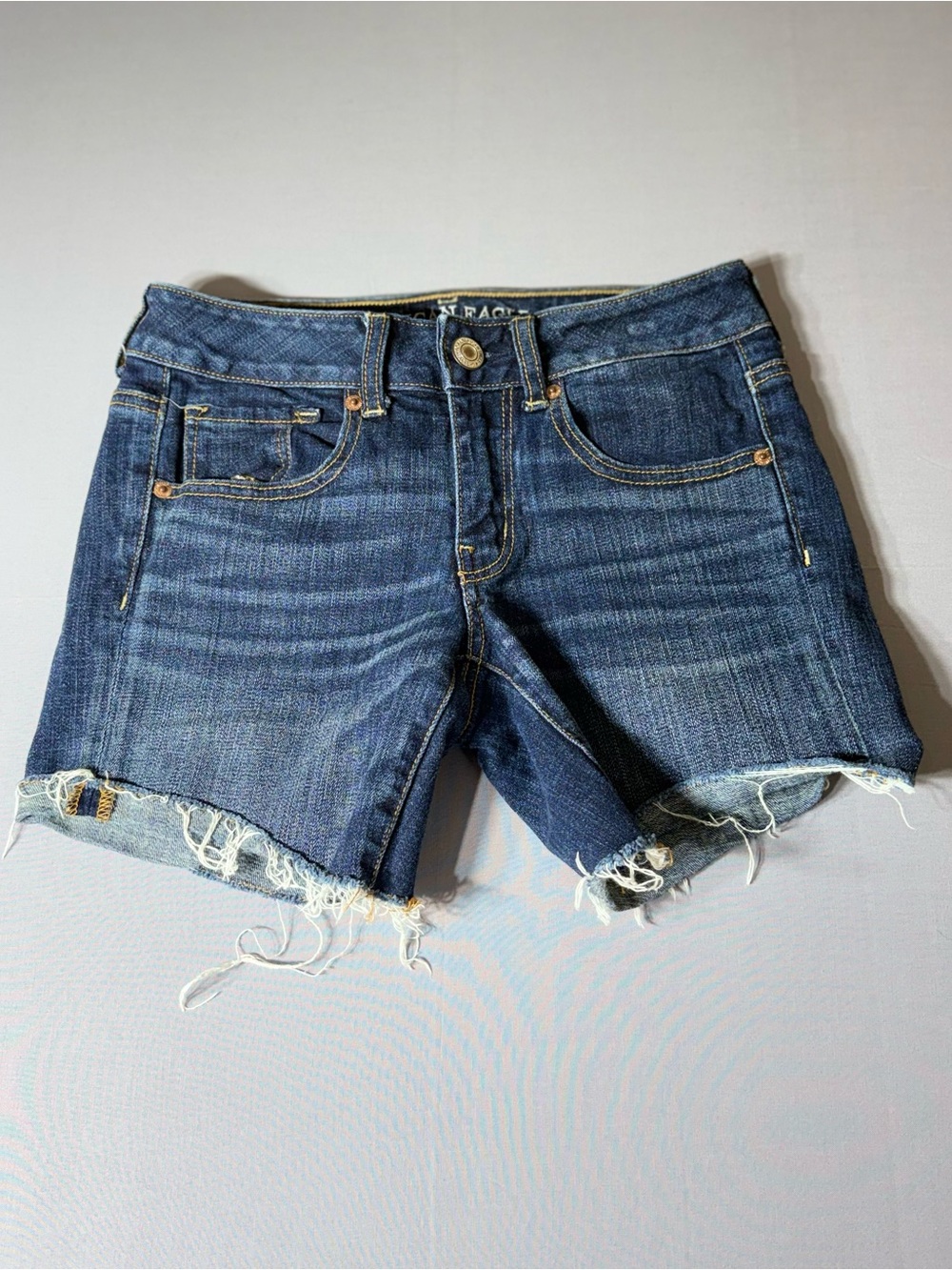 American Eagle Super Stretch Low Rise Medium Wash Frayed Denim Shorts 2 26"